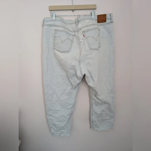 Distressed Levi's jean - Picture 2 of 9